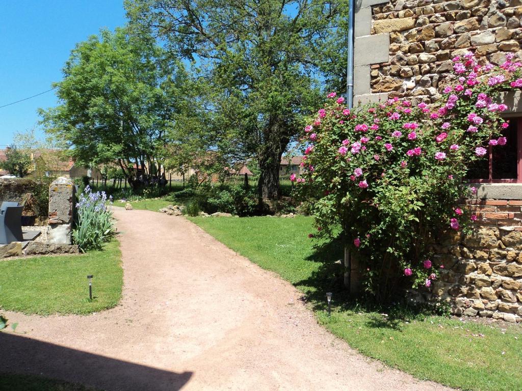 Chambres D'Hotes La Vie En Roses Iguerande Bagian luar foto